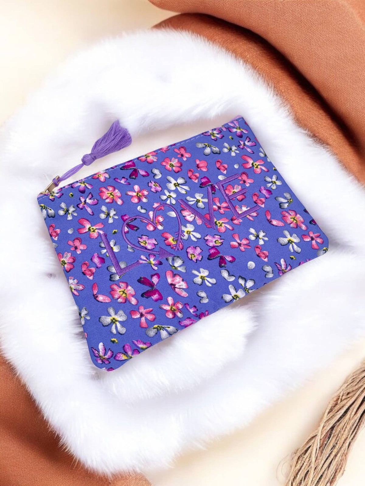 Rožinė kosmetinė „Love Flower“ 20×15 cm – gėlėta, užsegama, ideali kelionėms