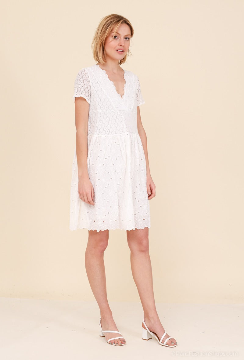 Trumpa balta suknelė