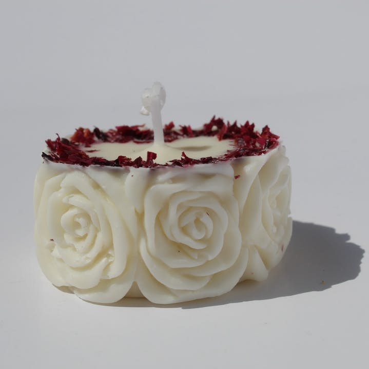 Sojų vaško žvakė su gėlių žiedlapiais "ROŽĖ" - Rosé Moon