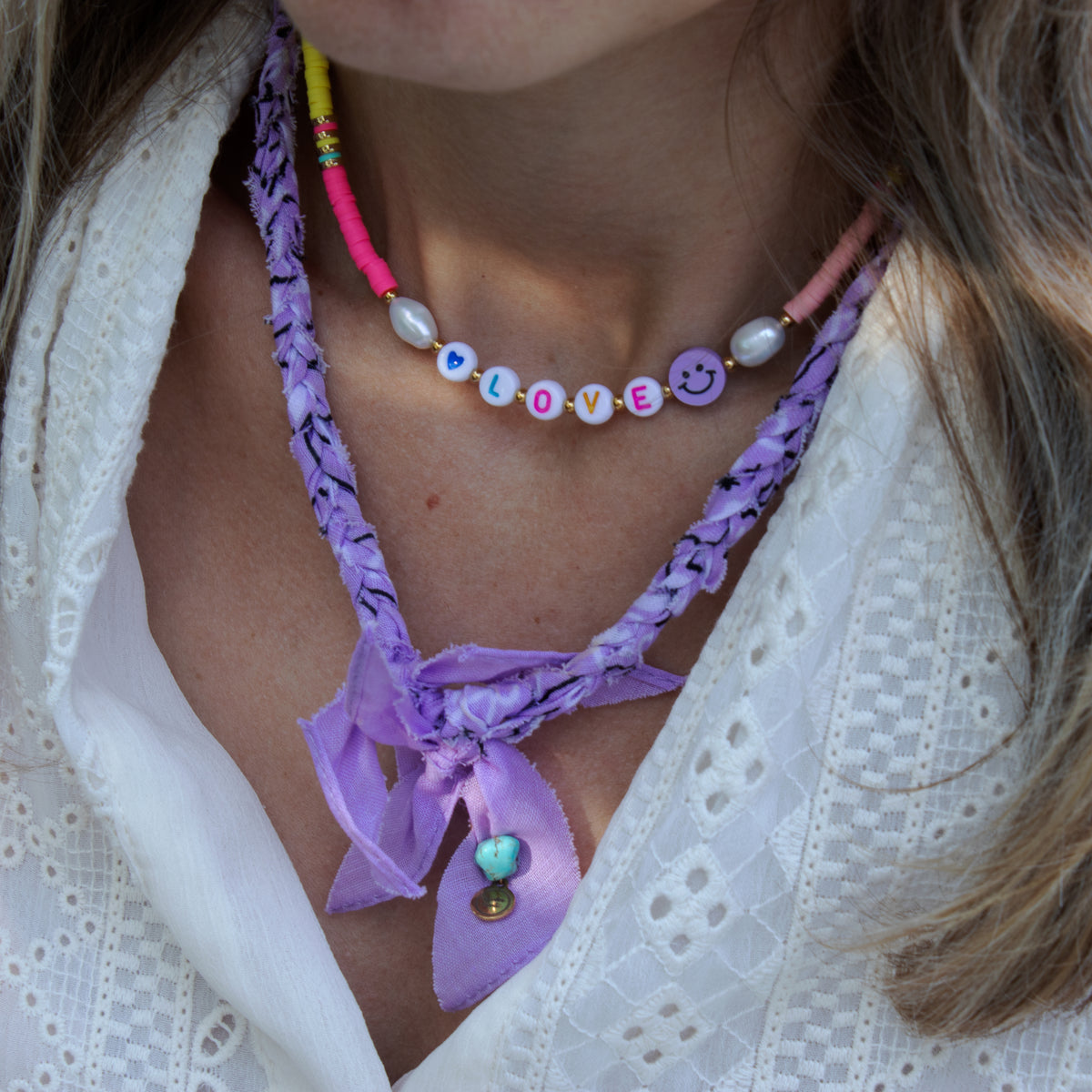 Spalvotų karoliukų kaklo vėrinys su perlais ir raidelėmis "Summer Love"